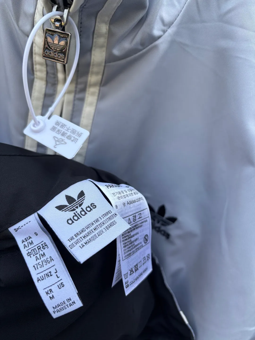 Reversible thin jacket📝𝟭𝟬𝟲𝟴𝟳# Exclusive real shot/difference between various stolen pictures and online picture versions on the market [Top version·Adidas Adidas Clover Men's and Women's Same Stylel H REV JKT Jacket Official website synchronization] ✅Full set of 1:1 customized accessories ➕Customized three-label ➕𝗬𝘂𝗮𝗻 version hang tag ➕𝗹𝗼𝗴𝗼 packaging bag🔥 ➕Scan the tag to enter the official website. ✅The top version, ins Xiaohongshu has many bloggers wearing it. ✅Adi’s absolute Hot Sale star Same Style details are online, feel free to compare! Classic embroidery on the chest, fixed color and classic three-bar stripes, Classic will never go out of style! Versatile is not picky, the original model is perfect for the upper body, so buy it with your eyes closed! "Self-view of quality control with real photos of store owner's details" What you see is what you get # Full text real photos 📷 Never save a penny of cost! ! ! ⭕The high version of the best products🐮is different from the junk products in the market🗯️The same picture but different prices means different versions. ❌Don’t be fooled by the same copywriters and pirated pictures from outside that mix and distribute high-luxury pictures at low prices. After comparing the quality, you will know where the gap is. Don’t lie. I don’t guarantee that my products are the cheapest, but I definitely guarantee that they are worth every penny of your hard-earned money! ‼ ️We don’t slash prices or lower prices, we supply products with heart and only make high-end versions!!! Breasts Jimei must see the details of my home clearly, the pictures of my home are all taken by the owner himself❤️ Color: Black. Size: S-XXL